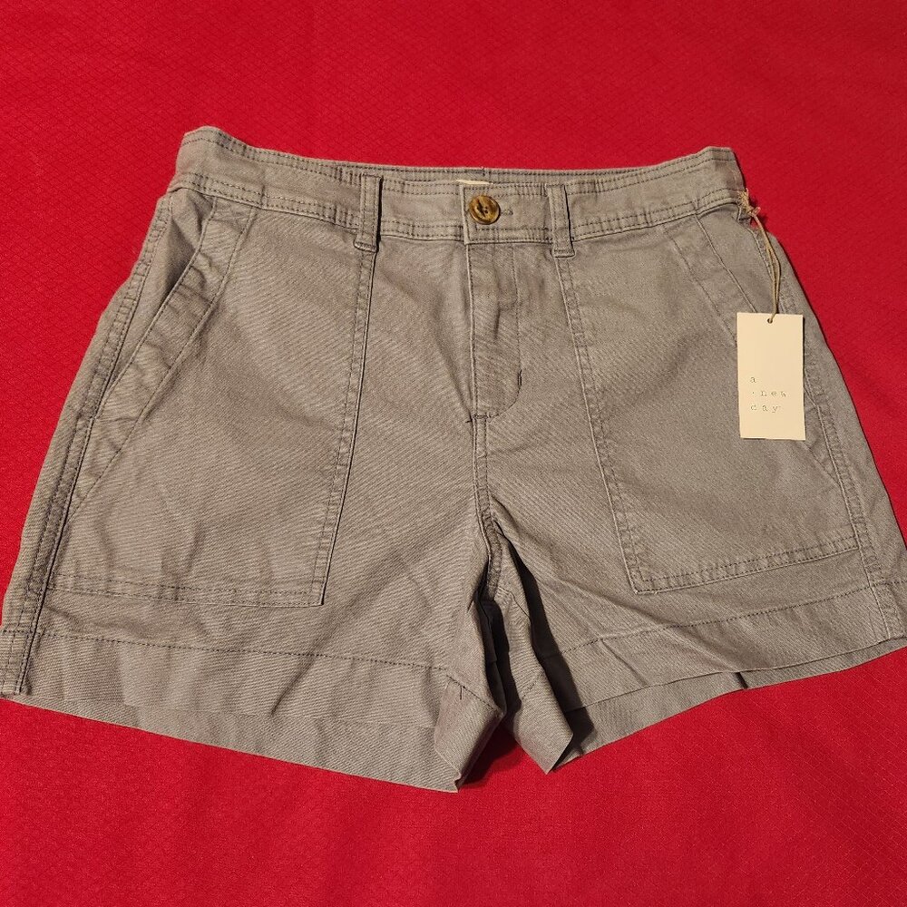 a new day Size 8 Cargo Shorts NWT